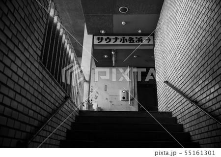 路地 街 女性 人物 ネオン 街の写真素材
