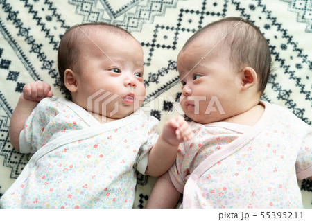 かわいい 女の子 双子 赤ちゃんの写真素材