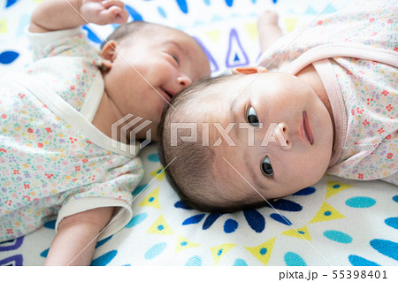 かわいい 女の子 双子 赤ちゃんの写真素材