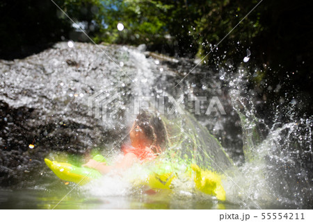 川遊び 飛び込み ジャンプ 子供 こども 水 水遊びの写真素材