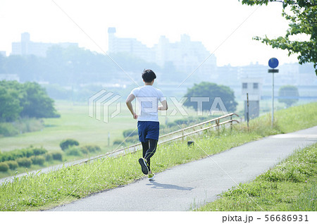 人物 男性 走る 後ろ姿の写真素材