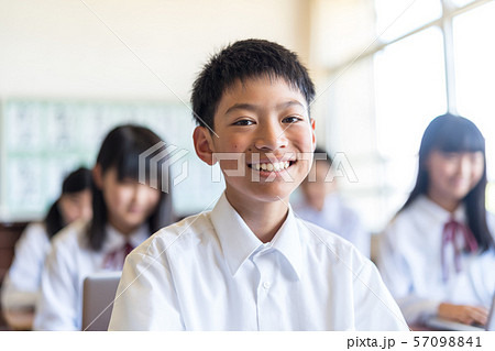 中学生 男の子 人物 笑顔の写真素材