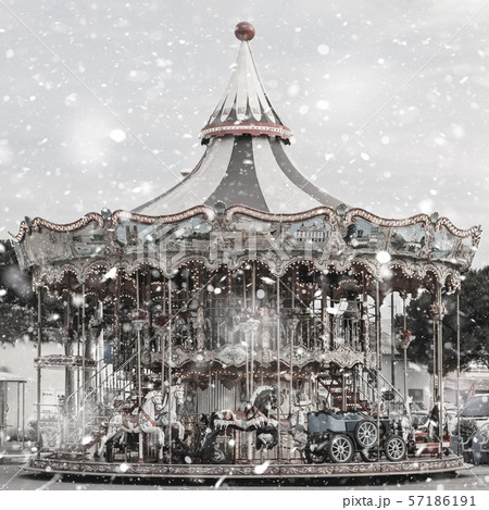 メリーゴーランド 遊園地 郷愁 ノスタルジックの写真素材 Pixta