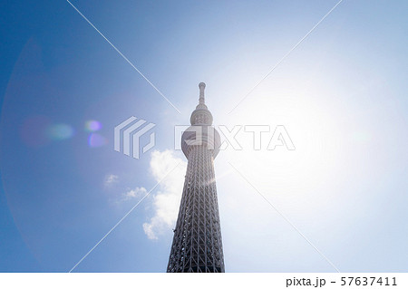 レンズフレアー 青空の写真素材