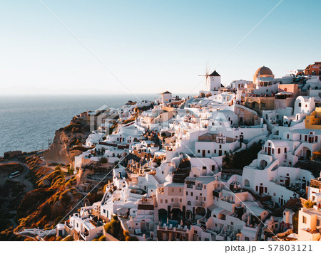イア サントリーニ島 ライトアップ ヨーロッパの写真素材