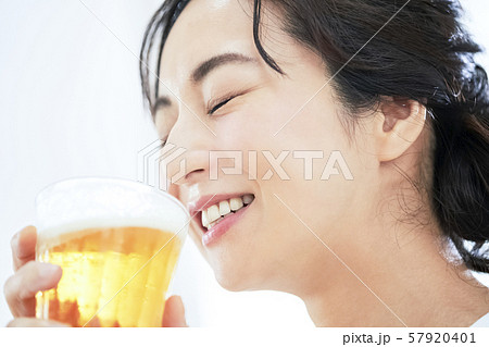 缶ビール 飲むの写真素材