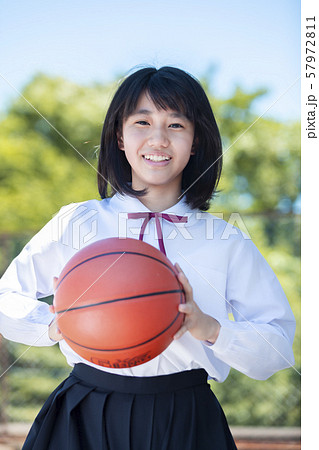 女の子 バスケットボール 部活 かわいいの写真素材