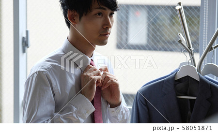 ビジネスマン ネクタイ 整える 結ぶの写真素材