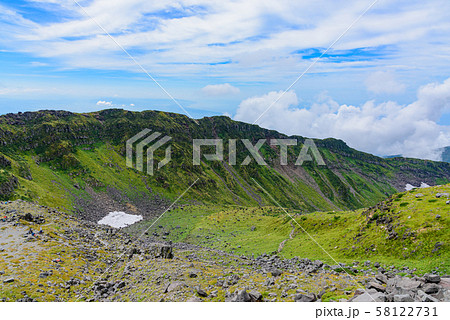 鳥海山 山 山小屋 風景の写真素材