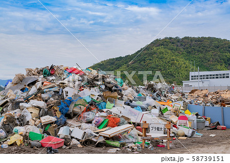 廃材置き場の写真素材