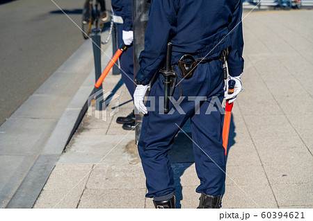 警察官 警官 警棒 手錠の写真素材