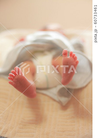 女の子 赤ちゃん 産声 誕生の写真素材