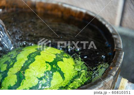 すいか 水 夏 水桶の写真素材
