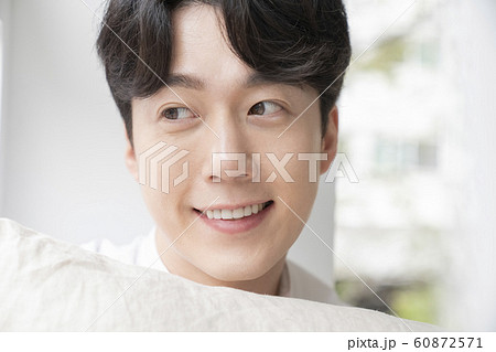 肌 白い 男 若いの写真素材