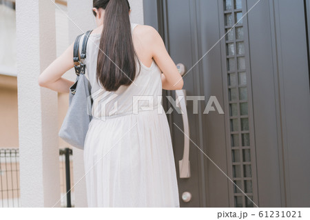 女性 ドア 扉 後姿の写真素材