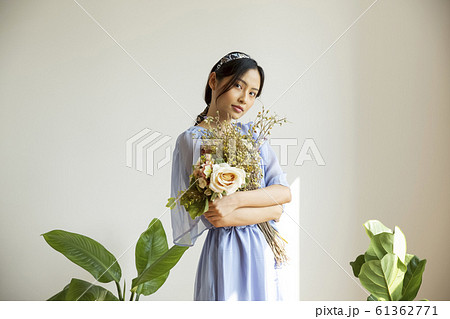 人物 花束 花 抱えるの写真素材