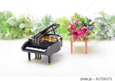 グランドピアノ 花束 花 植物の写真素材