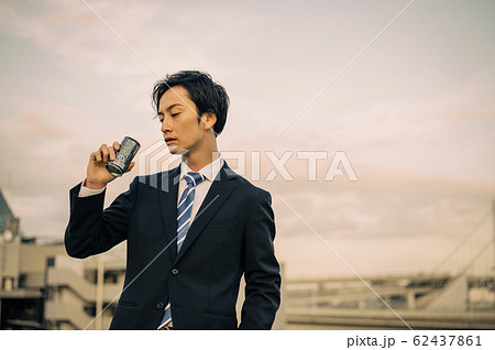 缶コーヒー サラリーマン 男性 スーツの写真素材 缶コーヒー サラリーマン 男性 スーツの写真素材