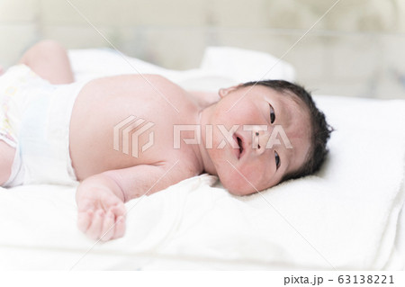 分娩 生まれたて 赤ちゃん 産声の写真素材