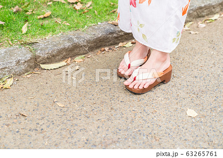 下駄 裾 和服 足の写真素材