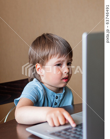 赤ちゃん ノートパソコン 興味 触るの写真素材