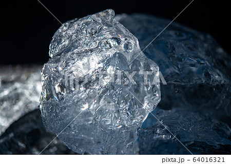 宝石 背景 青 水色 ダイヤモンドの写真素材