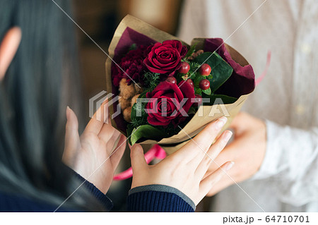男女 花束 渡す カップルの写真素材