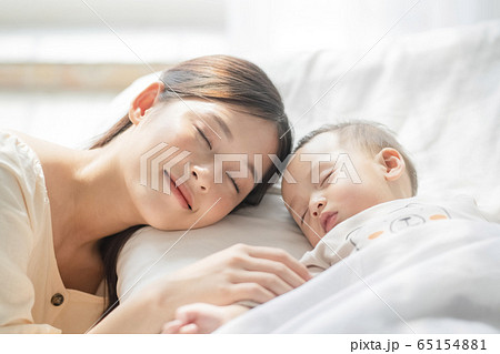 外国人赤ちゃんの写真素材