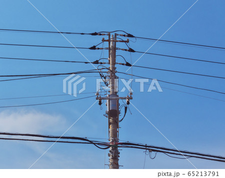 電柱 装柱 電線 電信柱の写真素材