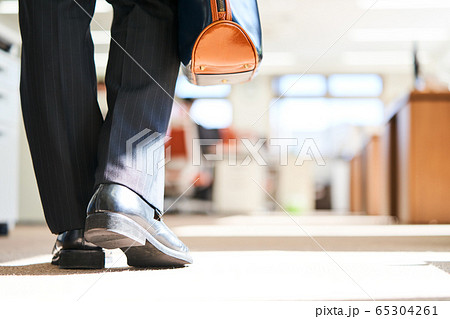 サラリーマン 靴 足 歩くの写真素材