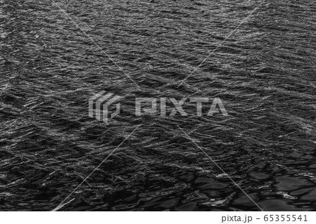 波 モノクロ 白黒 小波の写真素材