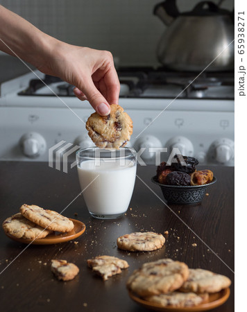 クッキー ミルク 牛乳 浸すの写真素材