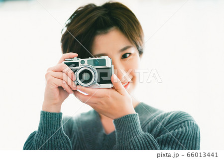 女性 カメラ フィルムカメラ カメラ女子の写真素材