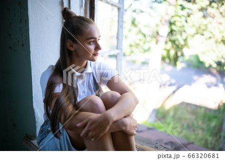 スラム街 子供 子 女児の写真素材