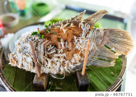 魚の丸揚げ ベトナム料理の写真素材 魚の丸揚げ ベトナム料理の写真素材