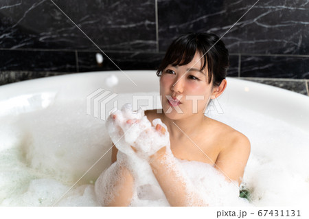 入浴剤 リラックス 女性 浴槽 デトックスの写真素材