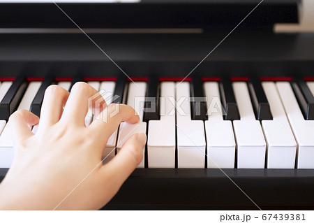 電子ピアノ 女性 ピアニスト 趣味の写真素材