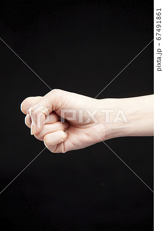 手 グー 拳 女性の写真素材