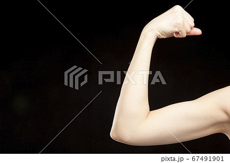 力こぶ 女性の写真素材