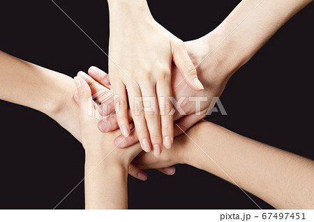 手 仲間 重ねる 円陣の写真素材