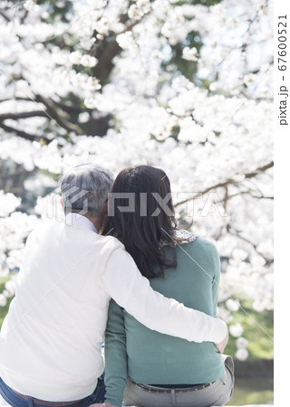 肩を抱く 肩 男女 後ろ姿の写真素材