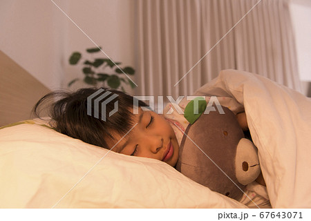 寝顔 睡眠 女の子 眠るの写真素材