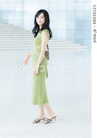 立ち姿 モデルの写真素材