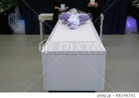 棺 出棺 花束 葬式の写真素材