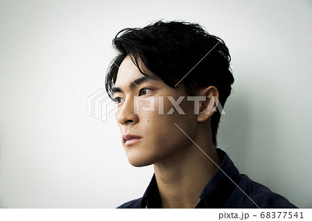 ヘアスタイル 男性 横顔 髪型の写真素材