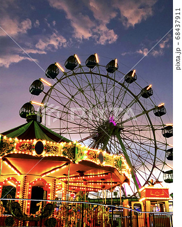メリーゴーランド 遊園地 イルミネーション 夕方の写真素材 - PIXTA