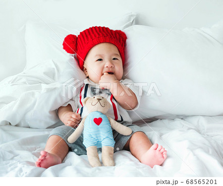 新生児 人物 赤ちゃん 腕枕の写真素材