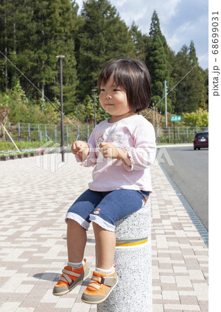 幼児 ショートヘアー 子供 女の子の写真素材