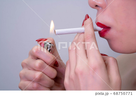 女性 タバコ 煙草 クールの写真素材