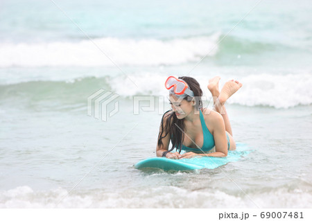 女の子 女性 水着 サーフィンの写真素材